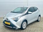 Toyota Aygo 1.0 Vvt-i 72pk 5D 2019 Grijs, Auto's, Voorwielaandrijving, Stof, Zwart, 4 stoelen