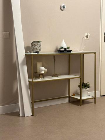 Goudkleurig sidetable met glazen blad beschikbaar voor biedingen
