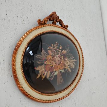 Vintage bolglas Queen Ann lijst, kunstbloemen, wanddecoratie beschikbaar voor biedingen