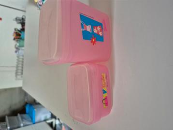 Twee bakjes van tupperware  beschikbaar voor biedingen