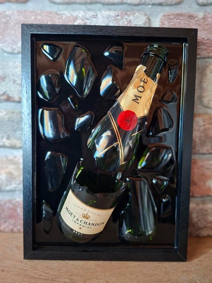 Moët & Chandon fles verwerkt in een lijst met Epoxy, Antiek en Kunst, Kunst | Schilderijen | Modern, Ophalen of Verzenden