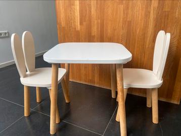 Kindertafel en twee stoelen Petit Amelie beschikbaar voor biedingen