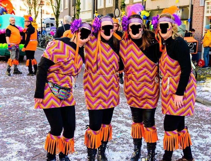 40x Oranje / paars gestreept bloem grote loopgroep carnaval, Kleding | Dames, Carnavalskleding en Feestkleding, Zo goed als nieuw