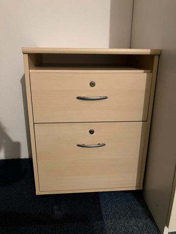 Hout look kastje beschikbaar voor biedingen