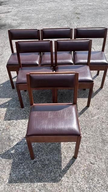 stevige houten stoelen met lederen bekleding beschikbaar voor biedingen