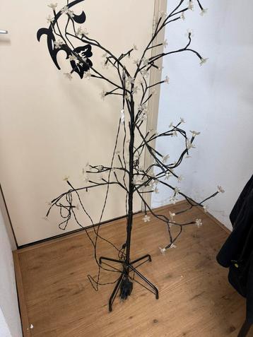 Kerstboompje met bloemverlichting beschikbaar voor biedingen