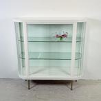 Witte vintage lattenvitrine “Bianca” op gouden poten
