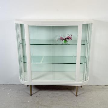 Witte vintage lattenvitrine “Bianca” op gouden poten beschikbaar voor biedingen