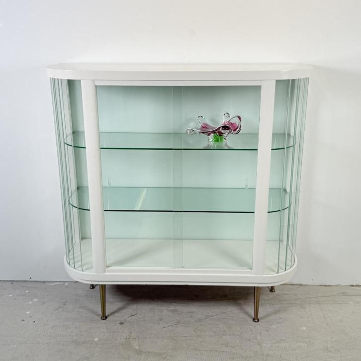 Witte vintage lattenvitrine “Bianca” op gouden poten, Huis en Inrichting, Kasten | Vitrinekasten, Zo goed als nieuw, 100 tot 150 cm