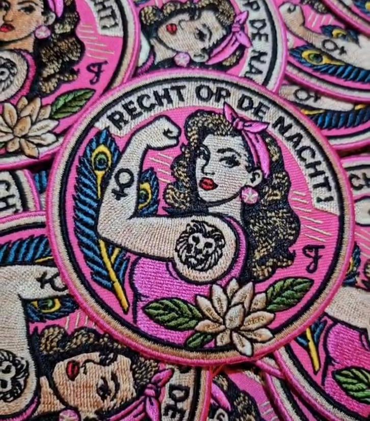 Carnavals emblemen, eigentijds en met een knipoog., Kleding | Dames, Carnavalskleding en Feestkleding, Nieuw, Carnaval, Ophalen