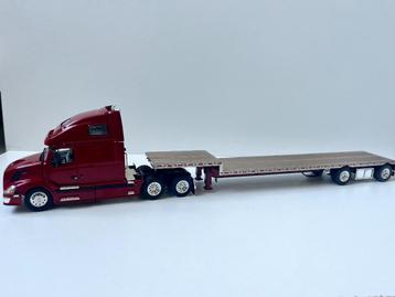 Rode Amerikaanse Volvo met platte trailer van Tonkin beschikbaar voor biedingen