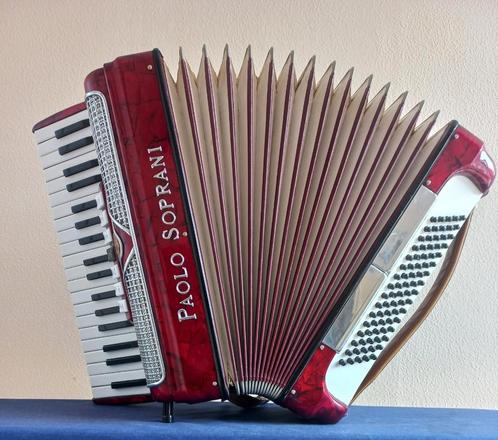 Paolo Soprani 80 bas 3 korig, Muziek en Instrumenten, Accordeons, Zo goed als nieuw, 80-bas, Overige merken, Met koffer, Met riemen