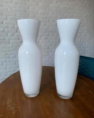 Twee identieke witte hoge vazen zo goed als nieuw beschikbaar voor biedingen