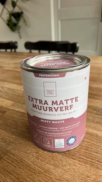 Misty mauve muurverf kwantum roze beschikbaar voor biedingen