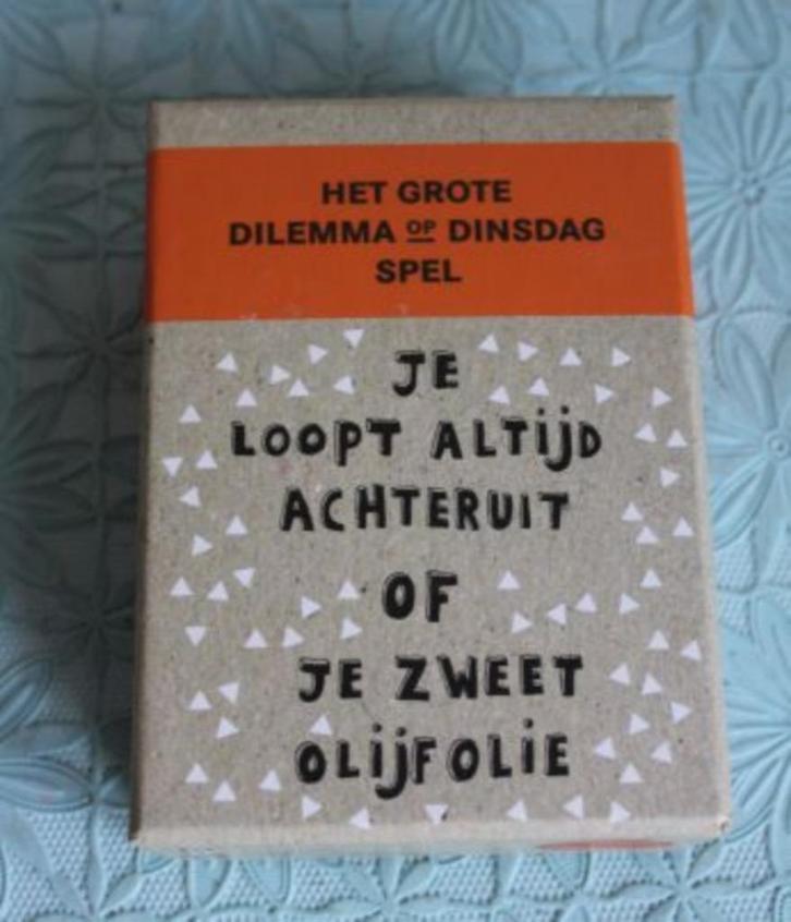 Het grote dilemma op dinsdag spel, Hobby en Vrije tijd, Gezelschapsspellen | Kaartspellen, Zo goed als nieuw, Een of twee spelers