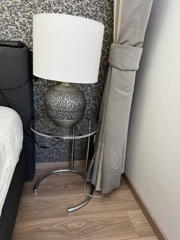 Twee lampen met oud zilveren look. Witte kappen.  beschikbaar voor biedingen