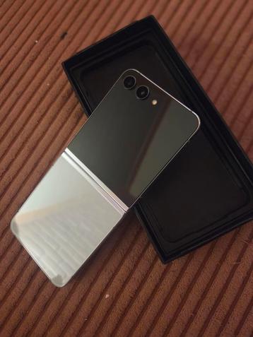 Samsung Galaxy Z Flip 5 - Zo goed als nieuw! beschikbaar voor biedingen