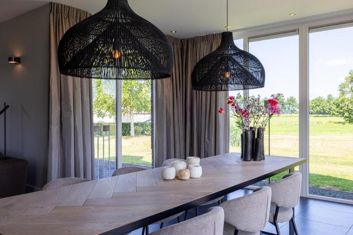 2 hanglampen Maggie Rotan Zwart M Ø70cm hotel chique boho, Huis en Inrichting, Lampen | Hanglampen, Zo goed als nieuw, Minder dan 50 cm