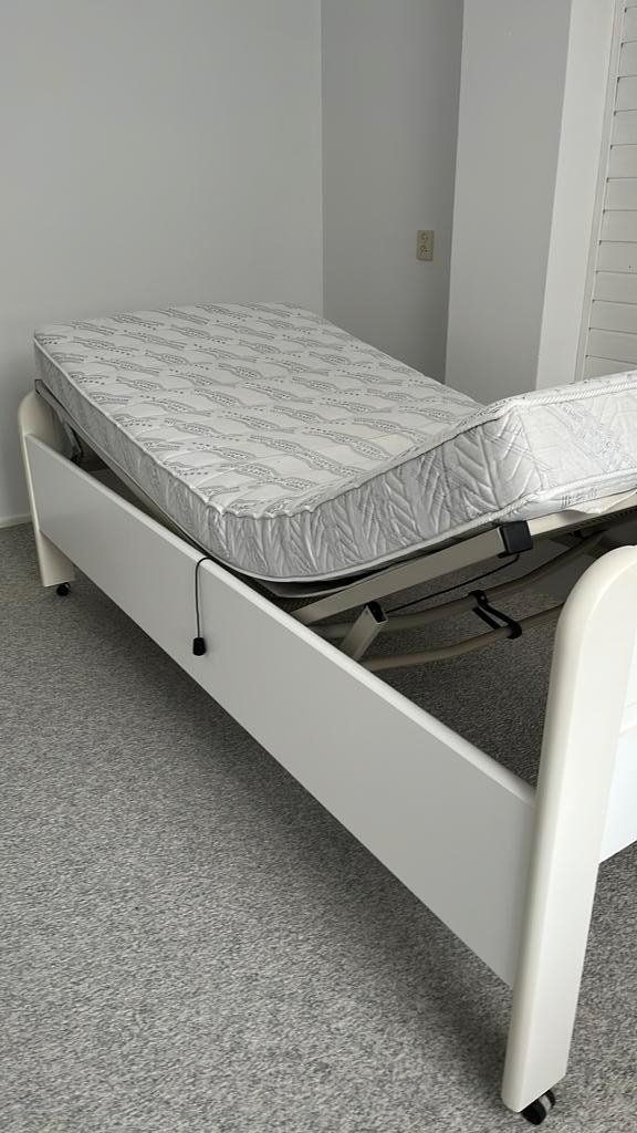 Moet nu weg! 1-persoonsbed verstelbaar met wielen. Merk Avek, Huis en Inrichting, Slaapkamer | Bedden, Eenpersoons, 90 cm, 200 cm