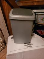 Grijze prullenbak, Kunststof, Gebruikt, Met pedaal, 50 tot 75 cm