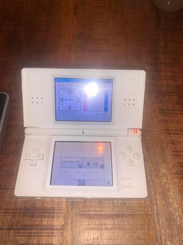 1x Nintendo DS Lite + 2 games + 2 sd-kaart + box beschikbaar voor biedingen
