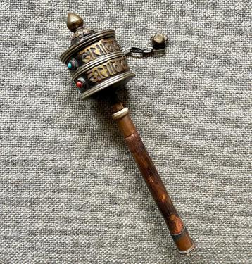 Boeddhistische gebedsmolen beschikbaar voor biedingen