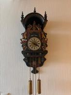 Salomons stoelklok in Hindeloopen stijl wandklok, Huis en Inrichting, Woonaccessoires | Klokken, Ophalen of Verzenden, Gebruikt