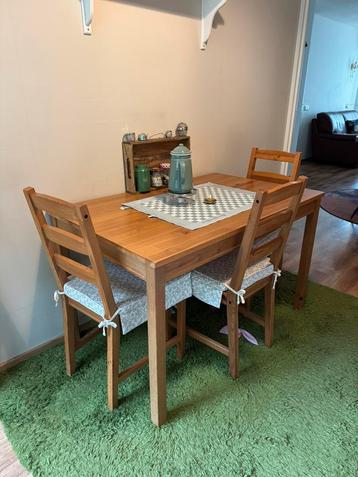 Tafel met stoelen beschikbaar voor biedingen