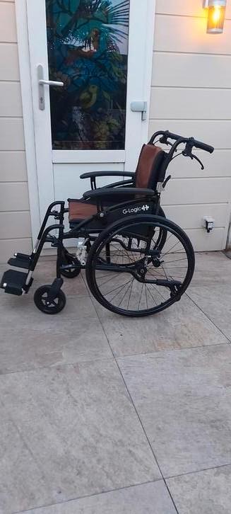 G logic  met remmen  stoere  lichtgewicht rolstoel, Diversen, Rolstoelen, Zo goed als nieuw, Duwrolstoel, Ophalen of Verzenden