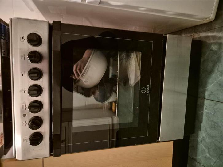 Indesit gasfornuis, Witgoed en Apparatuur, Fornuizen, Zo goed als nieuw, Vrijstaand, Gas, 4 kookzones, 85 tot 90 cm, Ophalen