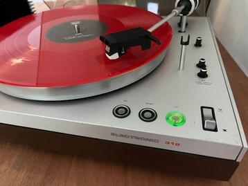 Vintage Philips platenspeler en versterker beschikbaar voor biedingen