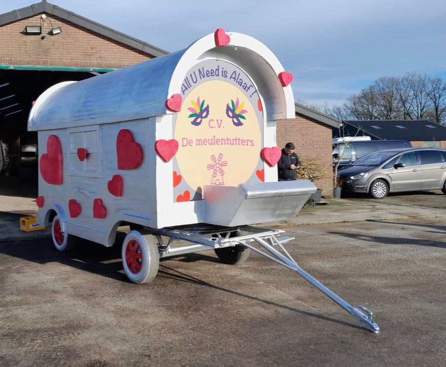 Carnavalswagen alles is liefde, all u need is love., Hobby en Vrije tijd, Feestartikelen | Verhuur, Ophalen, Zo goed als nieuw