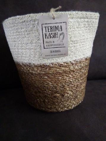 Nieuwe mand van zeegras. De hoogte is 23 cm beschikbaar voor biedingen
