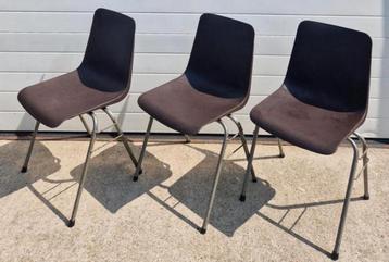 42 x Kunststof kuipstoelen Riemersma kantine cafe stoelen beschikbaar voor biedingen