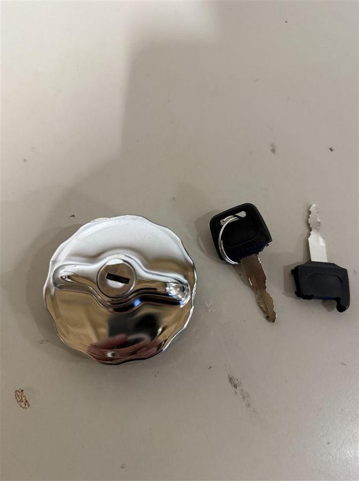 Tudor afsluitbare tankdop van roestvrij staal met 2 sleutels, Auto diversen, Auto-accessoires, Zo goed als nieuw, Ophalen of Verzenden