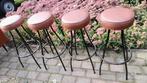 Set van 4 voor vintage ijzeren barkrukken met lederen bekled, Huis en Inrichting, Barkrukken, Met voetsteun, 60 tot 90 cm, Ophalen of Verzenden