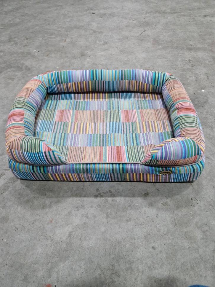 Hondenbed merk Omlet, Dieren en Toebehoren, Hondenmanden, Zo goed als nieuw, Stof, Ophalen of Verzenden