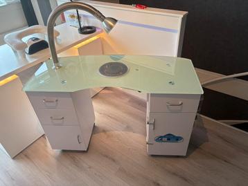 Nageltafel beschikbaar voor biedingen