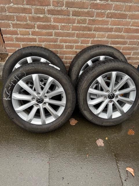 17" VW Passat Velgen met Pirelli Winterbanden, Auto-onderdelen, Banden en Velgen, Banden en Velgen, Winterbanden, 17 inch, 215 mm