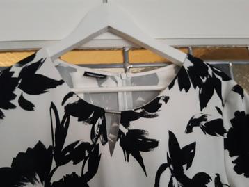 Jurk van Gerry Weber.  Wit met zwarte opdruk. Maat 42 / 44 beschikbaar voor biedingen