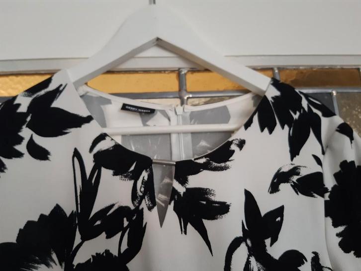 Jurk van Gerry Weber.  Wit met zwarte opdruk. Maat 42 / 44, Kleding | Dames, Jurken, Gedragen, Maat 42/44 (L), Overige kleuren