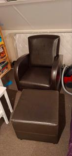 Bruine fauteuil met poef - comfortabel en stijlvol, Huis en Inrichting, Fauteuils, Ophalen, Gebruikt, 75 tot 100 cm, Modern