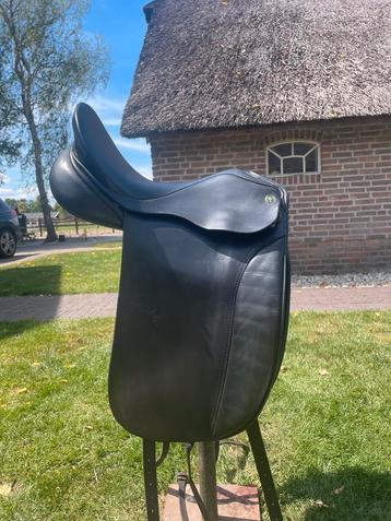 Zwart Ainsley dressuur zadel beschikbaar voor biedingen