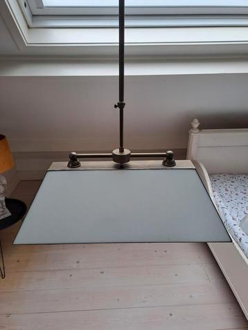 PRACHTIGE OUDE TAFELLAMP met MELKGLAS beschikbaar voor biedingen