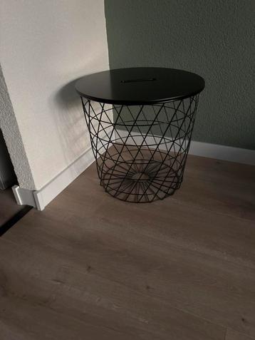 Zwarte metalen bijzettafel beschikbaar voor biedingen