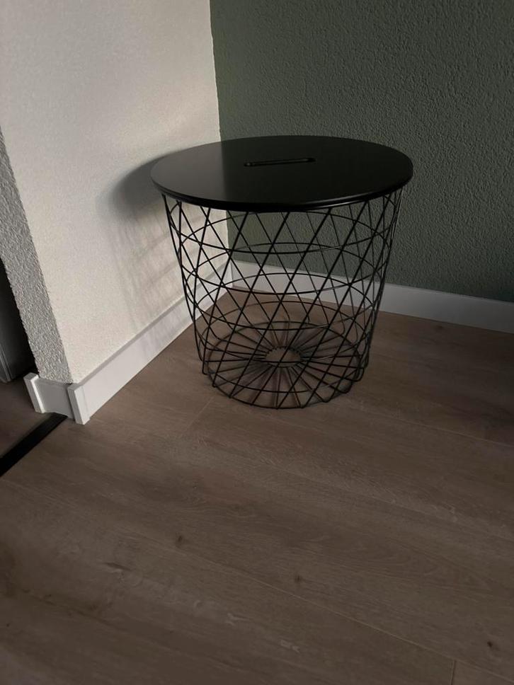 Zwarte metalen bijzettafel, Huis en Inrichting, Tafels | Bijzettafels, Gebruikt, Rond, Minder dan 45 cm, Metaal of Aluminium, Ophalen