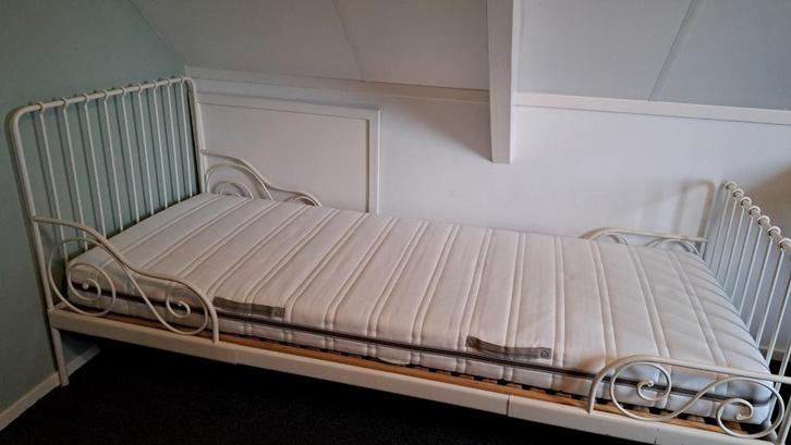 Wit metalen bedframe - Ikea meegroei meiden bed, Huis en Inrichting, Slaapkamer | Bedden, Zo goed als nieuw, Eenpersoons, 90 cm