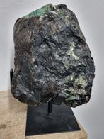 Groot stuk van smaragd in matrix op stalen standaard, Ophalen of Verzenden, Mineraal