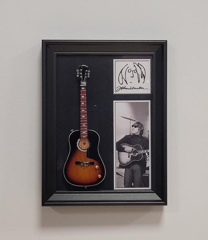 John Lennon miniatuur gitaar op lijst wanddeco decoratie, Verzamelen, Muziek, Artiesten en Beroemdheden, Nieuw, Foto of Kaart