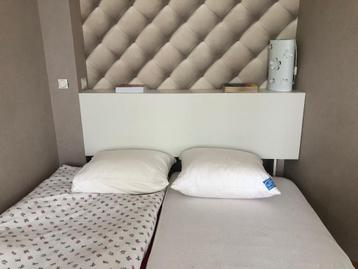 Hoofdeinde met plank beschikbaar voor biedingen